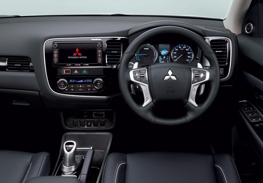 Торпедо Mitsubishi Outlander PHEV 2017 года  (JP) (фото 4 из 22)